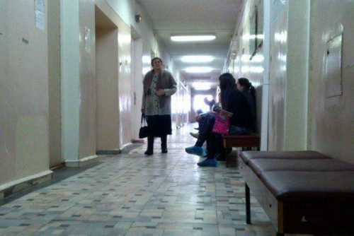  Зачем платить если сидишь в общей очереди? Тагильчанка пожаловалась, что сидела в коридоре вместе с теми, кто пришёл на приём бесплатно в больнице на Тагилстрое															
