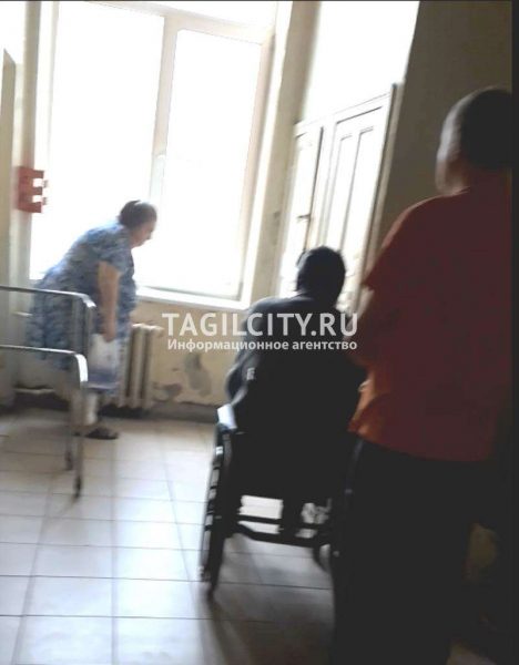  «Курят прямо в коридоре»: тагильчанка жалуется на едкий дым в больнице. В администрации советуют понять «контингент», который курит в стационаре															