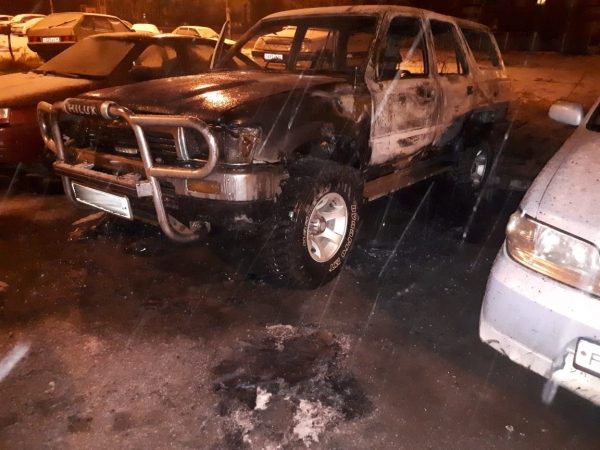 Неизвестные сожгли две иномарки и ВАЗ на Вагонке
