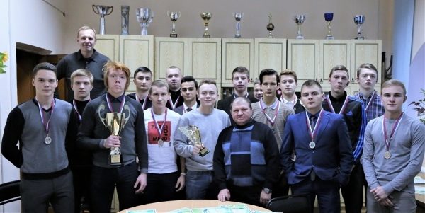 Футболистам нижнетагильской «Юности»  вручили серебряные награды первенства Свердловской области