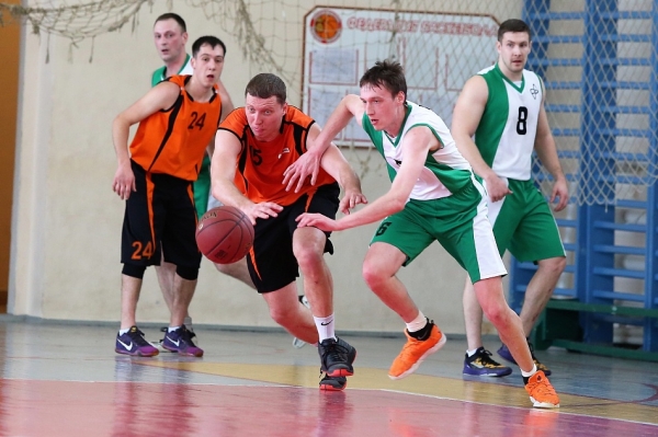 Металлурги ЕВРАЗ НТМК пока не знают поражений в чемпионате Нижнего Тагила по баскетболу