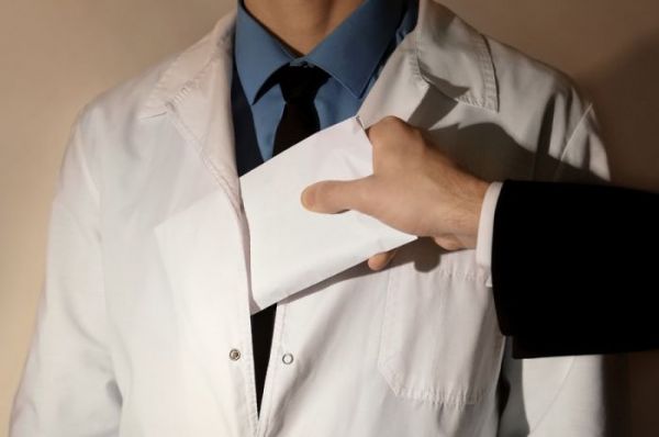 В Удмуртии врачей премировали за направление пациентов на платные услуги  