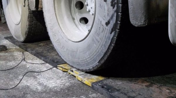 Две фуры отправились на штрафстоянку за перегруз и изношенные шины после проверки ГИБДД на Кольцовском тракте