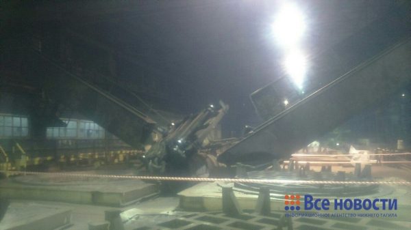 В цехе металлургического комбината Нижнего Тагила рухнул кран