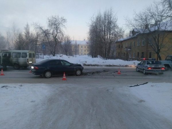 ГАЗель с пассажирами загорелась после столкновения с иномаркой в Новоуральске (ФОТО)
