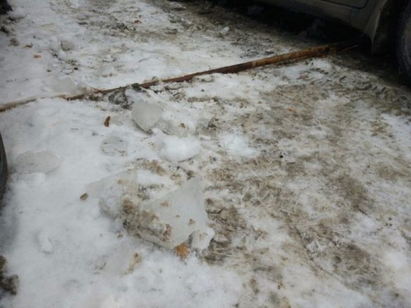 Упавшая с церкви в Екатеринбурге глыба льда повредила автомобиль (ФОТО)