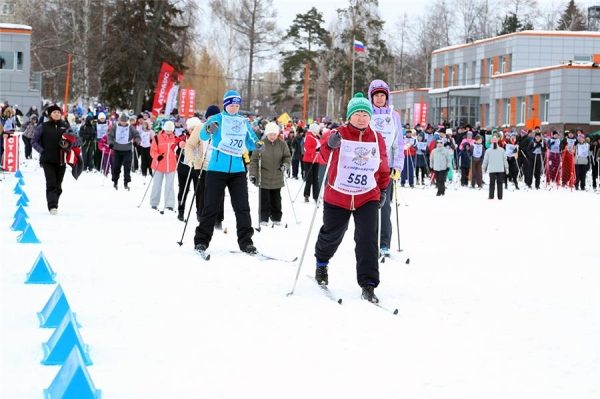 Более двух тысяч тагильчан приняли участие в лыжном походе «Вагонская снежинка»