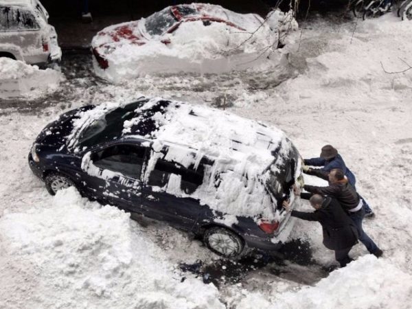Каша из снега и грязи на дорогах стала непреодолимым препятствием для многих автолюбителей Нижнего Тагила (ФОТО, ВИДЕО)
