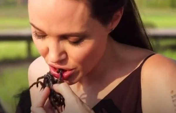 ВИДЕО: Джоли с детьми ест пауков