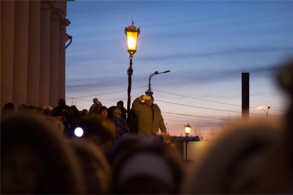 Около тысячи «светлячков» прошли по улицам Нижнего Тагила