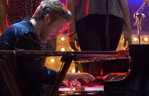 ВИДЕО: Гослинг играет музыку из «Ла-Ла-Лэнда» на пианино