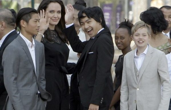 ФОТО: Первое публичное появление Джоли с детьми после развода