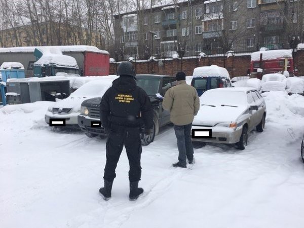 Дорогой внедорожник арестовали у жителя Екатеринбурга за долги банку (ФОТО)
