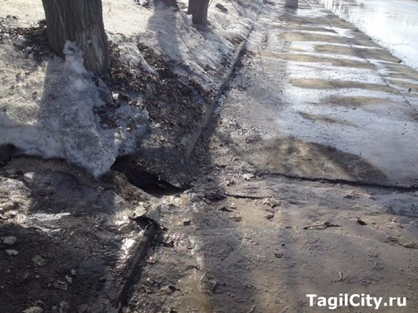 Сваленный частниками снег к дороге начал таять и затапливать проезжую часть и остановку на улице Индустриальной в Нижнем Тагиле (ФОТО)