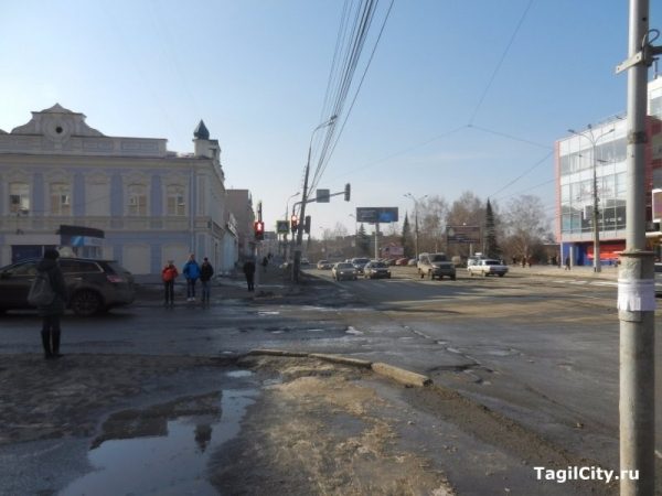Проспект Ленина в Нижнем Тагиле закрыт, но работы не ведутся: подрядчик срывает сроки начала ремонта подпорной стенки (ФОТО)