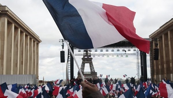 Тысячи французов пришли поддержать Фийона на митинге в Париже