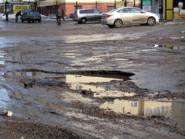 В РФ будет создано приложение для жалоб на дорожные ямы и провалившиеся люки