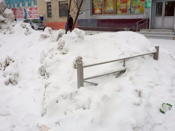 Дорожники за свой счет починят ограждения, сломанные ими при уборке снега с улиц Нижнего Тагила