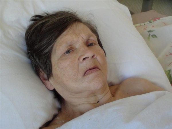 Родных бабушки, которая попала в больницу с инсультом, разыскивают полицейские