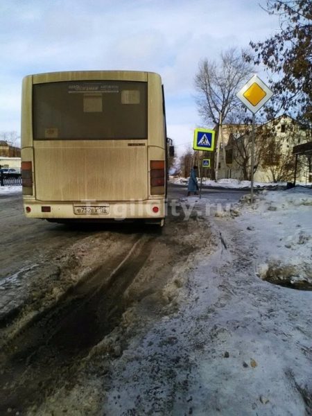 Водители маршруток оставляют свой транспорт на одном из пешеходных переходов Тагилстроя: жители Нижнего Тагила просят принять меры (ФОТО)