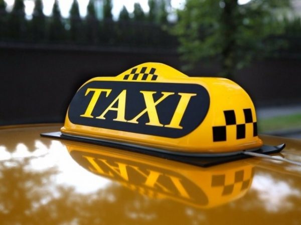 Таксисты объявили забастовку против низких цен на их услуги в Екатеринбурге