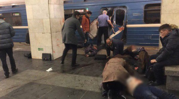 Из-за взрывов в петербургском метро погибли люди