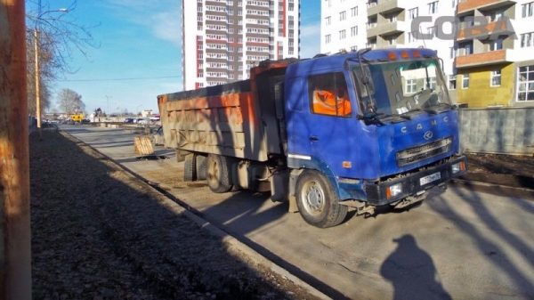 Самосвал на полном ходу провалился в яму в Екатеринбурге (ФОТО)