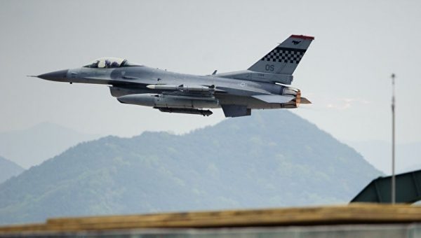Американский F-16 совершил аварийную посадку на базе ВВС США в Италии