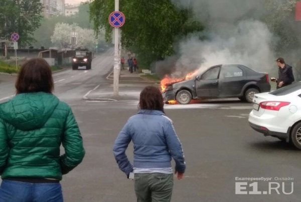 Иномарка сгорела на парковке перед магазином в Екатеринбурге (ФОТО, ВИДЕО)