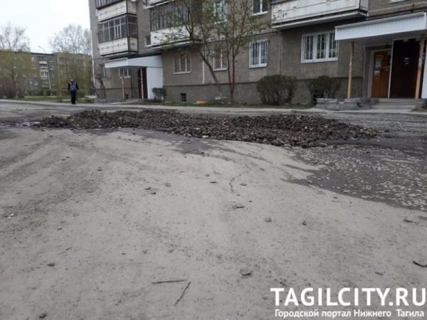 Была яма, стала гора щебня: в Нижнем Тагиле засыпанную острым щебнем яму автомобилисты объезжают по тротуару (ФОТО)