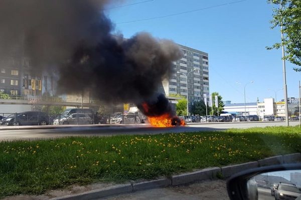 Немецкая иномарка на ходу загорелась в Екатеринбурге (ФОТО)