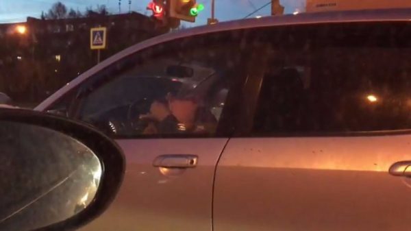 3 000 рублей штрафа получил водитель из Екатеринбурга: он вел автомобиль с сидящим у него на коленях двухлетним ребенком (ФОТО, ВИДЕО)