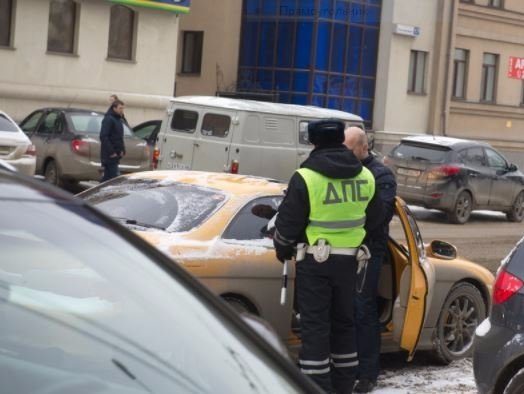 3 000 рублей штрафа получил водитель из Екатеринбурга: он вел автомобиль с сидящим у него на коленях двухлетним ребенком (ФОТО, ВИДЕО)