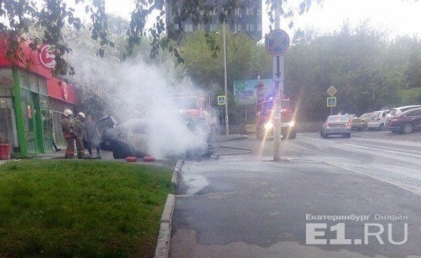 Иномарка сгорела на парковке перед магазином в Екатеринбурге (ФОТО, ВИДЕО)