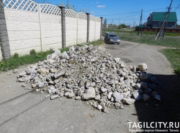 Неизвестный вывалил груду камней на дорогу из элитного жилого комплекса в Нижнем Тагиле: дорогу расчистили, но надолго ли? (ФОТО)