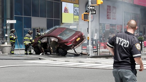 При наезде автомобиля в Нью-Йорке пострадали 22 человека, еще один погиб