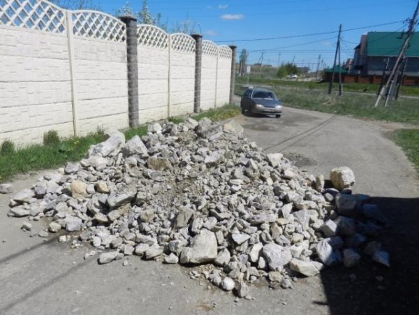 Неизвестный вывалил груду камней на дорогу из элитного жилого комплекса в Нижнем Тагиле: дорогу расчистили, но надолго ли? (ФОТО)