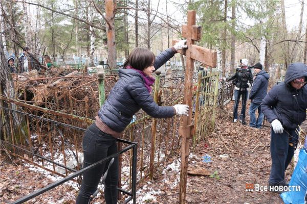 Тагильчане прибрались на могилах ветеранов