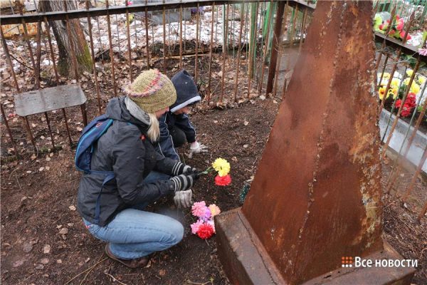 Тагильчане прибрались на могилах ветеранов