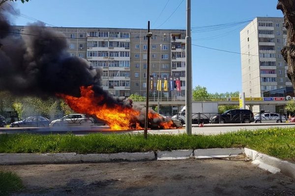 Немецкая иномарка на ходу загорелась в Екатеринбурге (ФОТО)