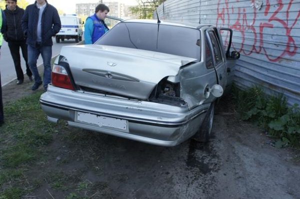 Nissan проломил забор, а Daewoo сбила пешехода – подробности ДТП на Серова