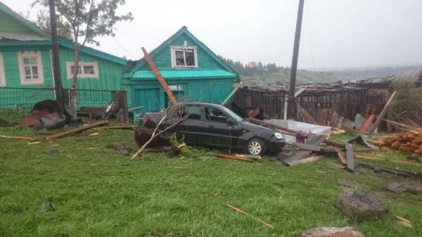 Один погибший, десятки поваленных деревьев и сорванные крыши. Последствия шторма в Нижнем Тагиле