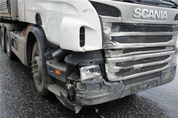 Renault врезался в грузовик, погибла женщина