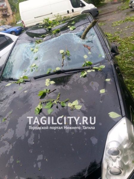 Владельцам повреждённых автомобилей из-за урагана в Нижнем Тагиле могут отказать в выплате компенсаций (ФОТО)
