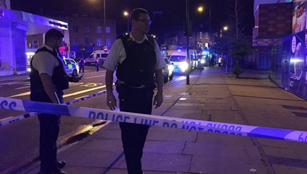 СМИ: в Лондоне вооруженный ножом мужчина выскочил из машины у мечети