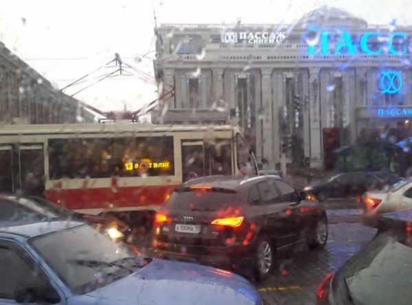 Дорожный конфликт из-за 9-балльной пробки в Екатеринбурге попал на камеры очевидцев (ВИДЕО)