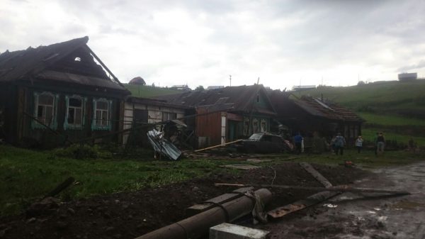 Один погибший, десятки поваленных деревьев и сорванные крыши. Последствия шторма в Нижнем Тагиле