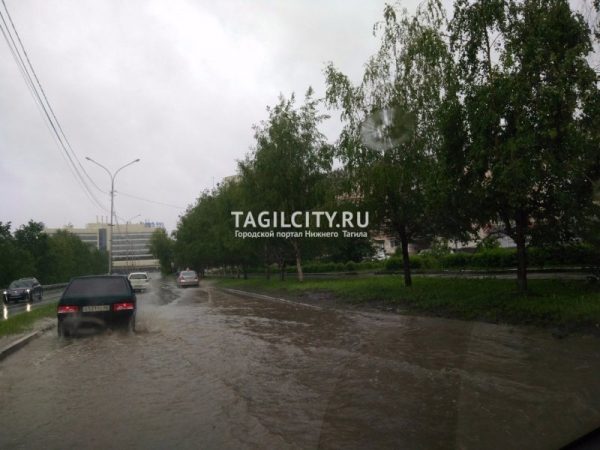 Улицы Нижнего Тагила затоплены сильным непрекращающимся дождем (ФОТО)