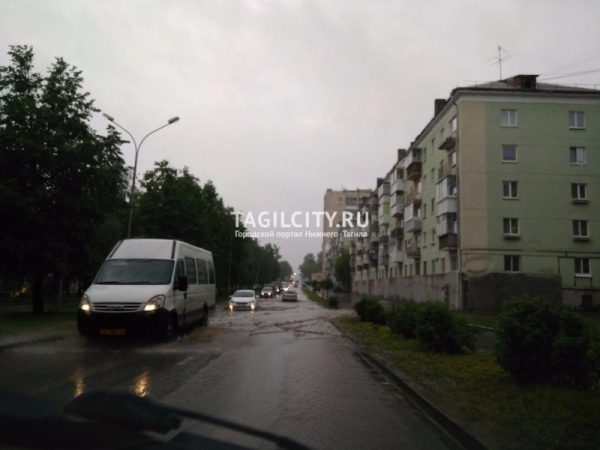 Улицы Нижнего Тагила затоплены сильным непрекращающимся дождем (ФОТО)