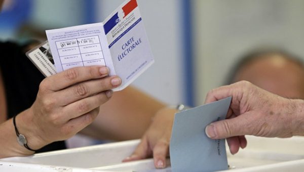Опрос: партия Макрона получит 395-425 мест в парламенте Франции